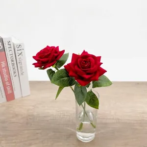 Eleganti rose artificiali in velluto rosso in un vaso per decorazioni di casa e matrimoni