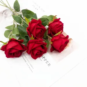 Eleganti rose artificiali in velluto rosso per matrimoni e decorazioni floreali