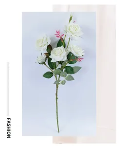 Vista dettagliata della rosa artificiale in velluto bianco a più teste per decorazioni