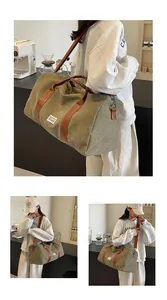 Stilvolle olivgrüne Segeltuch-Reisetasche in einer modernen Lifestyle-Umgebung gezeigt
