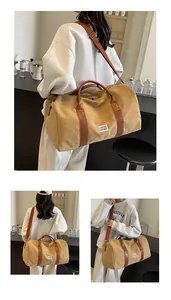 Große khakifarbene Canvas-Reisetasche, präsentiert von einem Model in einem Café-Ambiente