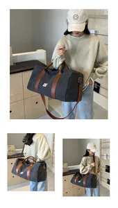 Große anthrazitfarbene Reisetasche aus Segeltuch für Damen in einem Lifestyle-Studio