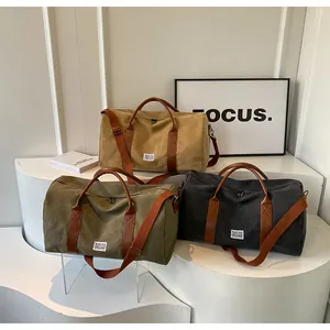 Stabile Reisetaschen aus Segeltuch in den Farben Khaki, Olivgrün und Anthrazitgrau.
