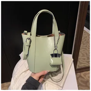 Detailansicht einer mintgrünen Beuteltasche mit einem stilvollen Mini-Taschenanhänger.