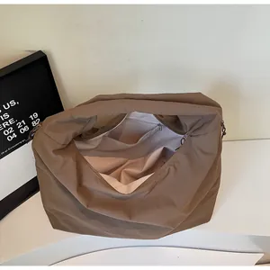 Primer plano del interior de un bolso de lona marrón con bolsillo con cremallera