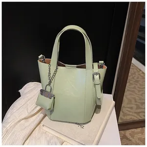 Hellgrüne minimalistische Beuteltasche mit dekorativem Mini-Beutel und Silberkette