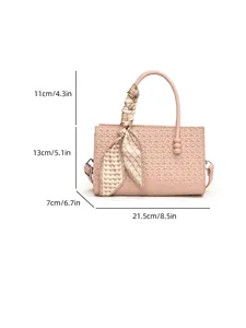 Λεπτομερής προβολή διαστάσεων ροζ πλεκτής τσάντας με διακοσμητικό μαντήλι.