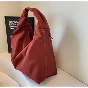 Bolso de lona granate de gran capacidad con elegantes detalles de múltiples cremalleras