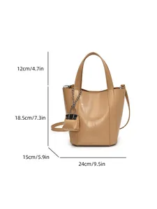Detaillierte Maße der braunen Retro-Eimertasche mit verstellbarem Riemen und Mini-Anhänger