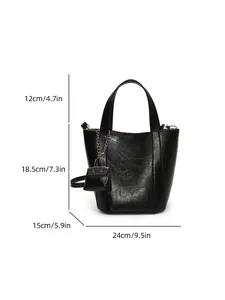 Detailansicht der stilvollen schwarzen Eimertasche aus Leder mit präzisen Maßangaben