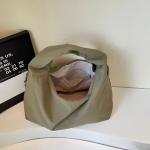 Bolso bandolera grande minimalista verde oliva con cremallera para viajes