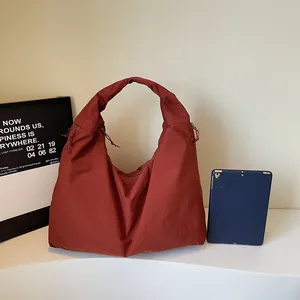 Bolso hobo grande de nylon rojo teja bolso de hombro minimalista para el viaje