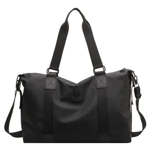 Vista frontal de bolsa de viaje negra con logo y correa ajustable resistente