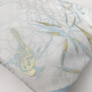 Primo piano del motivo jacquard con uccelli e bambù su borsa in stile cinese