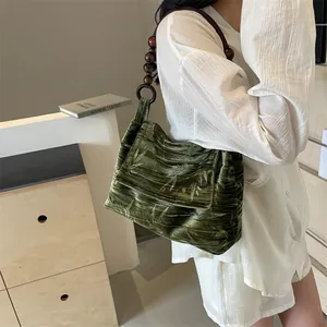 Bolso de hombro de terciopelo vintage con estampado de bambú y asa de cuentas de madera chic