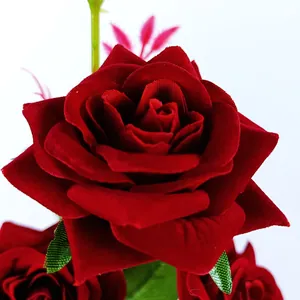 Eleganti rose artificiali in velluto rosso scuro per decorazioni di nozze e casa