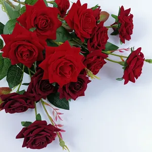 Vivaci rose di velluto artificiale rosse e bordeaux per eleganti decorazioni nuziali
