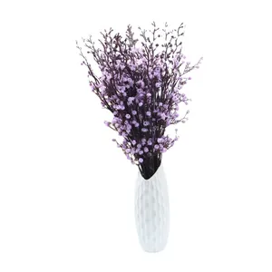 Bouquet di gipsofila viola artificiale con elegante vaso in ceramica bianca testurizzata