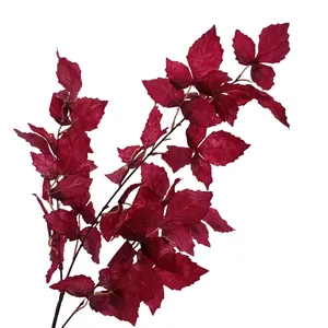 Elegante kunstmatige dieprode bladeren voor bruiloft decor en florale arrangementen thuis