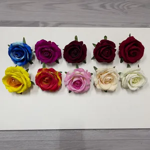 Assortimento di teste di rose artificiali in velluto per matrimonio e casa