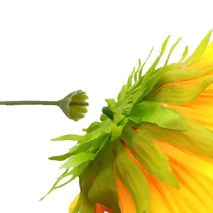 Primer plano de un girasol artificial que muestra la unión entre la cabeza y el tallo