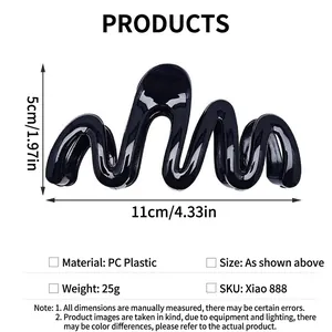 Detailed macro view of a wave-shaped black hair claw clip with size and material specs.