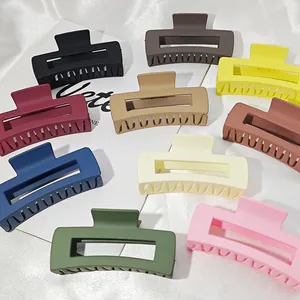 Nahaufnahme verschiedener bunter matter 8,5 cm quadratischer Haarklammern für Damen