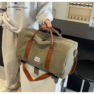 Große olivgrüne Reisetasche aus Canvas mit braunen Ledergriffen und verstellbarem Gurt