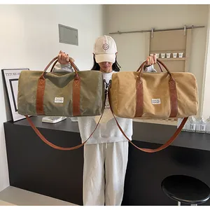 Strapazierfähige große Canvas-Reisetaschen in Olivgrün und Khaki, präsentiert von einem Model.