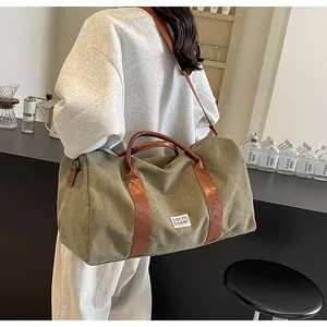Große Reisetasche aus Canvas mit Lederriemen als Schultertasche in Lifestyle-Ansicht.
