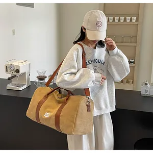 Große Canvas-Reisetasche, getragen von einem Model in einem modernen Café-Ambiente