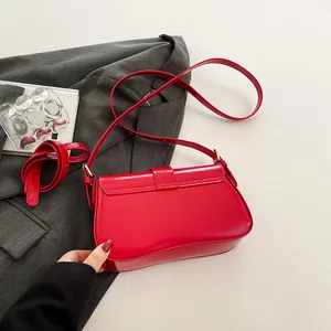 Elegante rode laklederen onderarmtas met een strak en minimalistisch ontwerp