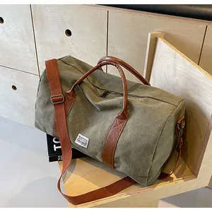 Große olivgrüne Reisetasche aus Segeltuch auf einem modernen Holzregal-Display