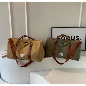 Senfgelbe und olivgrüne Canvas-Reisetaschen zusammen auf einem weißen Display gezeigt
