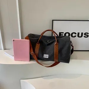 Große Reisetasche aus Segeltuch mit braunen Lederriemen und verstellbarem Schultergurt