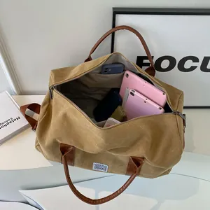 Große khakifarbene Reisetasche aus Segeltuch für Reise und Sport mit vielen Fächern