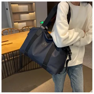Bolso de viaje profesional azul marino de gran capacidad llevado por una modelo en escena