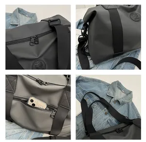 Vistas detalladas de la bolsa de viaje gris impermeable con cremalleras y bolsillo