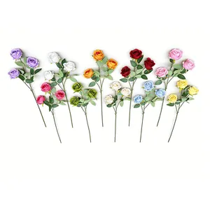 Vista detallada de varias rosas de perlas artificiales de colores para decoración