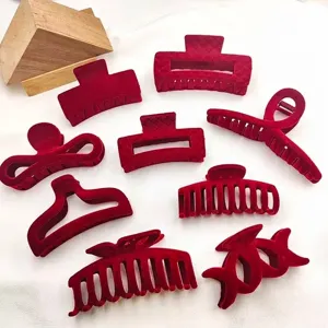 Detailweergave van wijnrode geflockte haarklemmen in diverse zeer elegante vormen