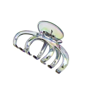 Vue détaillée de la pince à cheveux citrouille irisée avec finition transparente AB