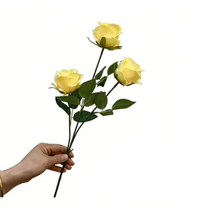 Vista detallada de rosas artificiales amarillas de tres cabezas para decoración