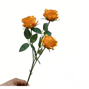 Vista detallada de alta calidad de rosas artificiales perla naranja de tres cabezas