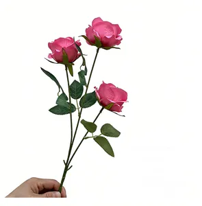 Vista detallada de tres rosas rosas artificiales para decoración de boda y hogar