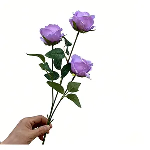 Ramo de rosas artificiales moradas de tres cabezas para decoración de casa y bodas.