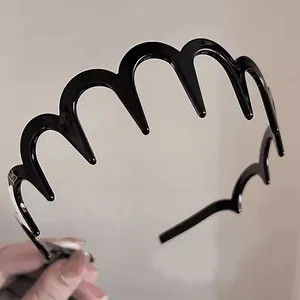 Close-up detail showing the wavy long-tooth design of a black non-slip women's hairband