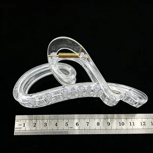 Nahaufnahme einer 11,5 cm langen transparenten Haarklammer mit Lineal-Messung