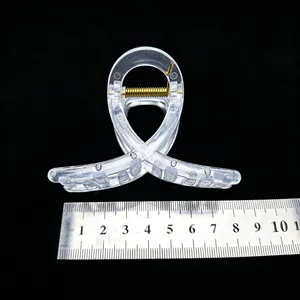 Transparente PC-Haarklammer mit einem Edelstahllineal zur Größenangabe, 8 cm Breite