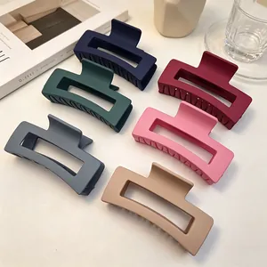 Gros plan de diverses couleurs de pinces à cheveux carrées mates sur une table