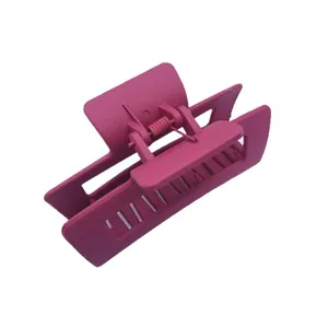 Vue détaillée d'une pince à cheveux carrée mate de taille moyenne en violet magenta